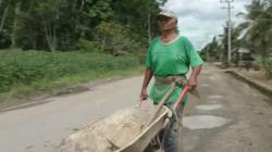 Cerita Sukarman, Kakek yang Rela Perbaiki Jalan Berlubang Tulang Bawang