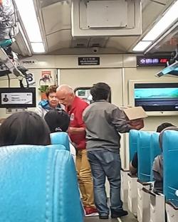 Viral Penumpang Bagikan Makanan Usai Menunggu 8,5 Jam, KAI Minta Maaf 