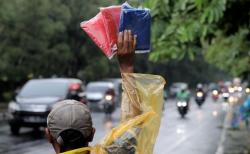 Tips Memilih Jas Hujan bagi Pengendara Motor, Sebabkan Kecelakaan Ini Model yang Dilarang Digunakan