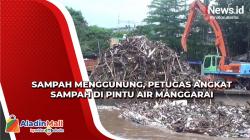 Petugas Berjibaku Angkat Sampah yang Menggunung di Pintu Air Manggarai