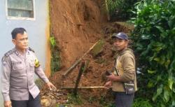 Kawasan Puncak Bogor Diguyur Hujan Deras, Jalan Alternatif Megamendung Tertutup Longsor