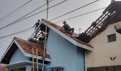 Angin Kencang Terjang Tegal, Puluhan Rumah Warga Rusak dan Pohon Tumbang