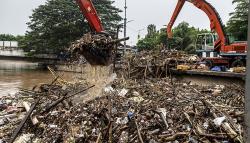 Ribuan Meter Kubik Sampah Menumpuk di Pintu Air Manggarai