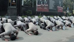 Ratusan Polisi Bersujud di Malang, Minta Maaf Atas Tragedi Kanjuruhan