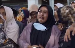 Isak Tangis Iringi Pemakaman Gadis 21 Tahun Korban ke-132 Tragedi Kanjuruhan