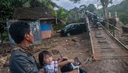 Jembatan Penghubung Antarkecamatan Rusak Diterjang Banjir Bandang di Lebak