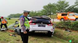 Brak, Suzuki XL7 Ringsek usai Tabrak Kontainer di Tol Cipali, 1 Tewas 2 Luka<