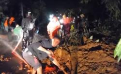 Tebing 8 Meter Longsor Tutup Akses Jalan Banjarnegara-Pekalongan, 1 Minibus Terjebak