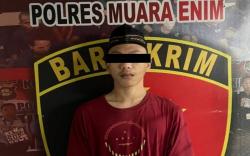 Keterlaluan, Pria Muara Enim Ini Pukul dan Ludahi Ibu Kandung <
