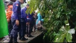 Pemotor Hilang Terseret Saluran Air di Bogor, Tim SAR Turun Tangan