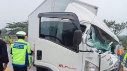 Ngeri, Tabrak Belakang Kembali Terjadi di Tol Cipali, Truk Boks Ringsek 1 Tewas<