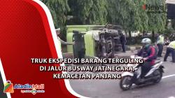 Truk Ekspedisi Barang Terguling di Jalur Busway Jatinegara, Kemacetan Panjang
