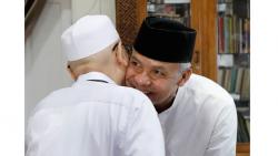 Momen Pelukan Hangat Tuan Guru Banjar kepada Ganjar Pranowo