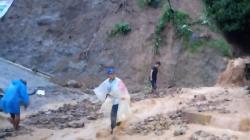 2 Jam Hujan Deras, Longsor Terjang Mekarbuana Karawang hingga Jalan Terbelah<