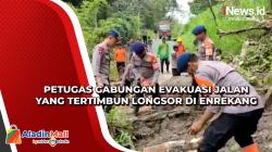 Petugas Gabungan Evakuasi Jalan yang Tertimbun Longsor di Enrekang