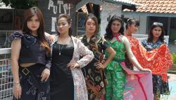 Gaya Napi-Napi Cantik Ikuti Fashion Show di Lapas Bulu Semarang