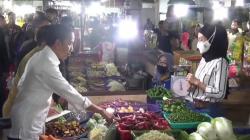 Jokowi Pantau Harga dan Bagikan Bantuan Tunai ke Pedagang di Pasar Kosambi Bandung<