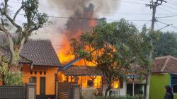 3 Rumah Terbakar di Cijangkar Sukabumi, Warga Panik Takut Api Merembet<