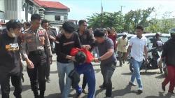 Pria di Polman Ngamuk Bawa Parang di Tengah Jalan, Warga Berlarian Ketakutan <