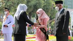 Kantongi 90 Medali Olimpiade, Siswi 11 Tahun Terima Lencana Jer Basuki Mawa Beya