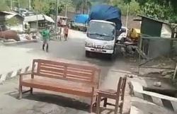 Warga Blokir Jalan Masuk ke TPST Piyungan, Truk Sampah Tak Bisa Masuk