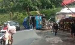  Tak Kuat Menanjak, Truk Terguling di Tikungan Jalan Raya Semarang-Yogyakarta