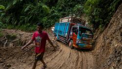 Jalan Lebak - Sukabumi Sudah Puluhan Tahun Rusak, Akses Penuh Lumpur dan Berbatu