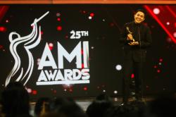Tulus Raih Pengharapan Artis Solo Pria Pop Terbaik di AMI Awards ke-25: Terima Kasih pada Pemilik Alam Semesta