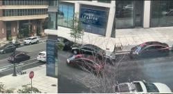 Viral Pria Tertidur di Kap Mobil Orang Lain, Pelaku Tetap Berbaring meski Kendaraan Melaju