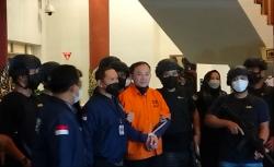 Penampakan Bandar Judi Online Apin BK Tiba di Indonesia, Langsung Pakai Baju Tahanan