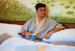 Kisah Christopher, PNS yang Sukses Raih Cuan Rp9 Juta per Bulan dari Konten Kreator Staycation 