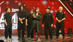 Kolaborasi Isyana dan Deadsquad Raih Penghargaan AMI Awards 2022