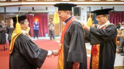 UNS Resmi Kukuhkan Direktur Keuangan Garuda Indonesia sebagai Profesor Kehormatan<