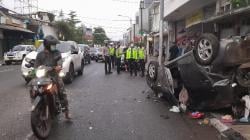 Gempar, Honda Brio Ugal-Ugalan Tabrak 2 Mobil lalu Terguling di Jalan A Yani Bandung