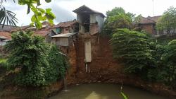 Tebing Tergerus Air Sungai Cipelang, Rumah di Lembursitu Sukabumi Ambruk