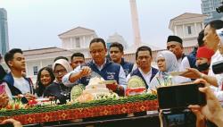 Potong Tumpeng di Panggung Perpisahan, Anies : Kami Kembalikan Mandat Ini ke Warga Jakarta