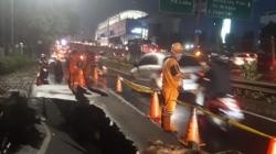 Waspada! Jalan di Jalan Kartini Cilandak Amblas