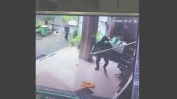 Rumah Mantan Anggota DPD RI di Makassar Dirusak OTK, Aksi Pelaku Terekam CCTV