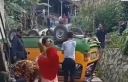 Tak Kuat Nanjak Angkot Terbalik di Lengo Karawang, 1 Tewas, 5 Luka-luka<