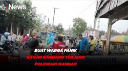 Banjir bandang menerjang kecamatan Tapango, Polewali Mandar, Sulawesi Barat.
