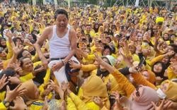 Ganasnya Emak-Emak Purwakarta Keroyok dan Paksa Dedi Mulyadi Buka Baju<