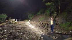 Jalur Wisata Senggigi-Pemenang Belum Bisa Dilewati, Jalan Masih Tertimbun Material Longsor<