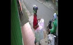 Polisi Tangkap Pembobol Toko Bedcover, Anak Pelaku Nangis Lihat Ayahnya Diborgol 