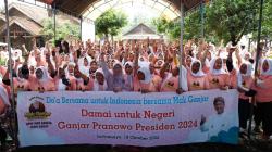 Ratusan Emak-Emak di Indramayu Doakan Ganjar Presiden 2024<