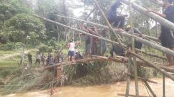 Tak Mau Terisolasi, Warga Neglasari Sukabumi Gotong Royong Bangun Jembatan Darurat