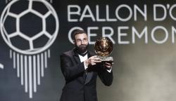Foto-Foto Karim Benzema Angkat Trofi Ballon d'Or 2022