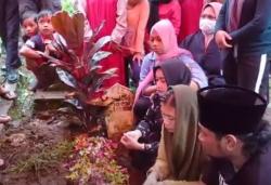 Tinggalkan 2 Anak, Pemakaman Korban ke-133 Tragedi Kanjuruhan Diwarnai Isak Tangis