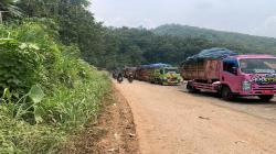 Jalan Licin, Truk Sampah ke TPA Sarimukti KBB Terjebak Macet Seharian<