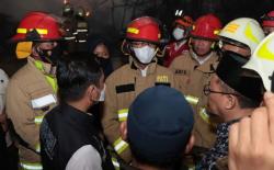 Potret Pj Gubernur DKI Masuk Lokasi Kebakaran Islamic Center Pakai Baju Tahan Api