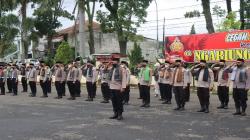 Sambut Hari Santri, Personel Polres Garut Wajib Pakai Peci dan Sarung di Pundak